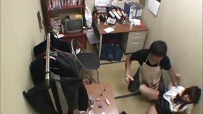 ਹੌਟ ਬੇਬੀਸਿਟਰ ਸੁੱਤੇ ਹੋਏ ਸਿਆਣੇ ਜੋੜੇ ਨੂੰ ਭਰਮਾਉਂਦਾ ਹੈ