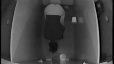 Hot Brunette ਪ੍ਰਾਪਤ ਕਰਦਾ ਹੈ ਉਸ ਦੇ ਖੋਤੇ ਨੂੰ ਰਾਖਸ਼ ਕੁੱਕੜ ਨਾਲ ਭਰਿਆ