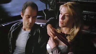 ਗੀਕੀ ਟੀਨ ਨੂੰ ਇੱਕ ਇਕੱਲੇ MILF ਦੁਆਰਾ ਕੁੱਟਦੇ ਹੋਏ ਫੜਿਆ ਗਿਆ