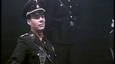 ਘਰ ਦੇ ਲੁਟੇਰੇ ਉਸ ਦੇ ਪਤੀ ਨੂੰ ਨਸ਼ਾ ਕਰਦੇ ਹਨ ਅਤੇ ਉਸ ਦੇ ਗਧੇ ਨੂੰ ਫੱਕ ਕਰਦੇ ਹਨ