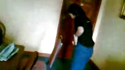 ਮੰਮੀ ਨੇ ਆਪਣੇ ਸ਼ਾਵਰ ਦੀ ਮੁਰੰਮਤ ਕਰਨ ਲਈ ਹੈਂਡੀਮੈਨ ਨੂੰ ਬੁਲਾਇਆ