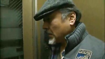 ਸ਼ੁਕੀਨ ਕੁੜੀ ਨੇ ਆਪਣੇ ਸੰਪੂਰਣ ਕੁਦਰਤੀ ਵੱਡੇ ਛਾਤੀਆਂ ਨੂੰ ਸਪਲੈਸ਼ ਕੀਤਾ