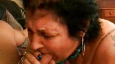 ਮੇਰੇ ਦੋਸਤ ਟੀਨ ਸਿਸ ਡਿਨਰ ਦੌਰਾਨ ਡੈਸਕ ਦੇ ਹੇਠਾਂ ਮੈਨੂੰ ਝਟਕਾ ਦਿੰਦੇ ਹਨ